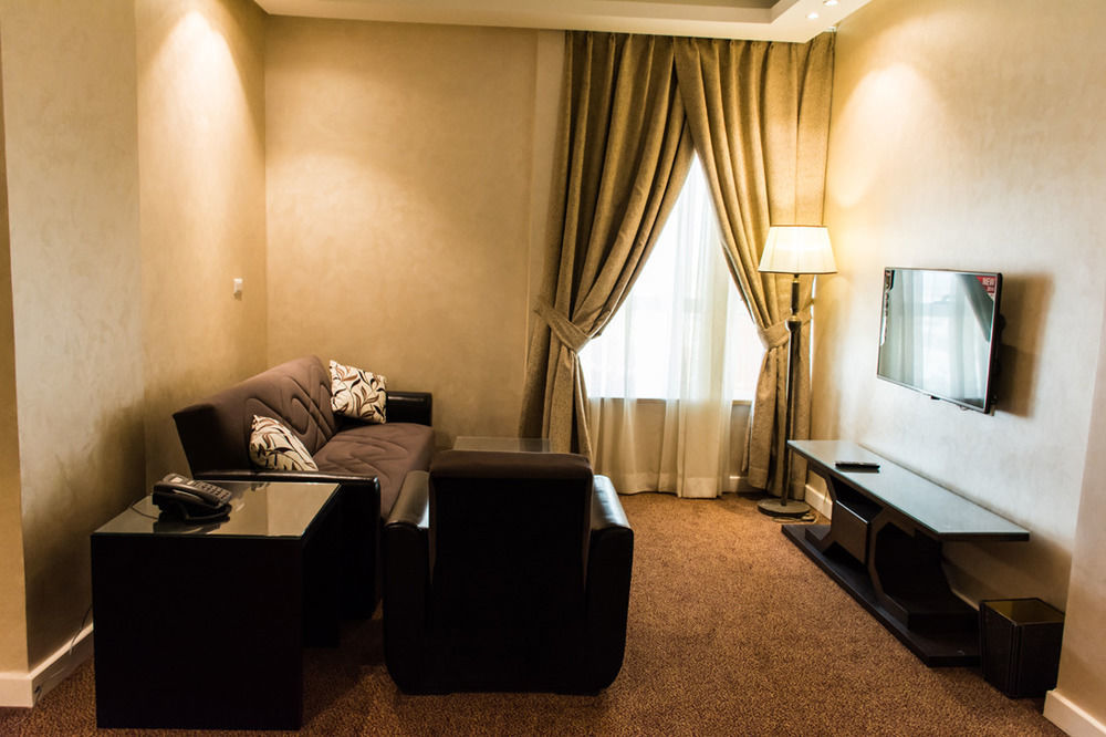 Hotel Tolip El Narges Kairo Exterior foto A living room in a hotel suite